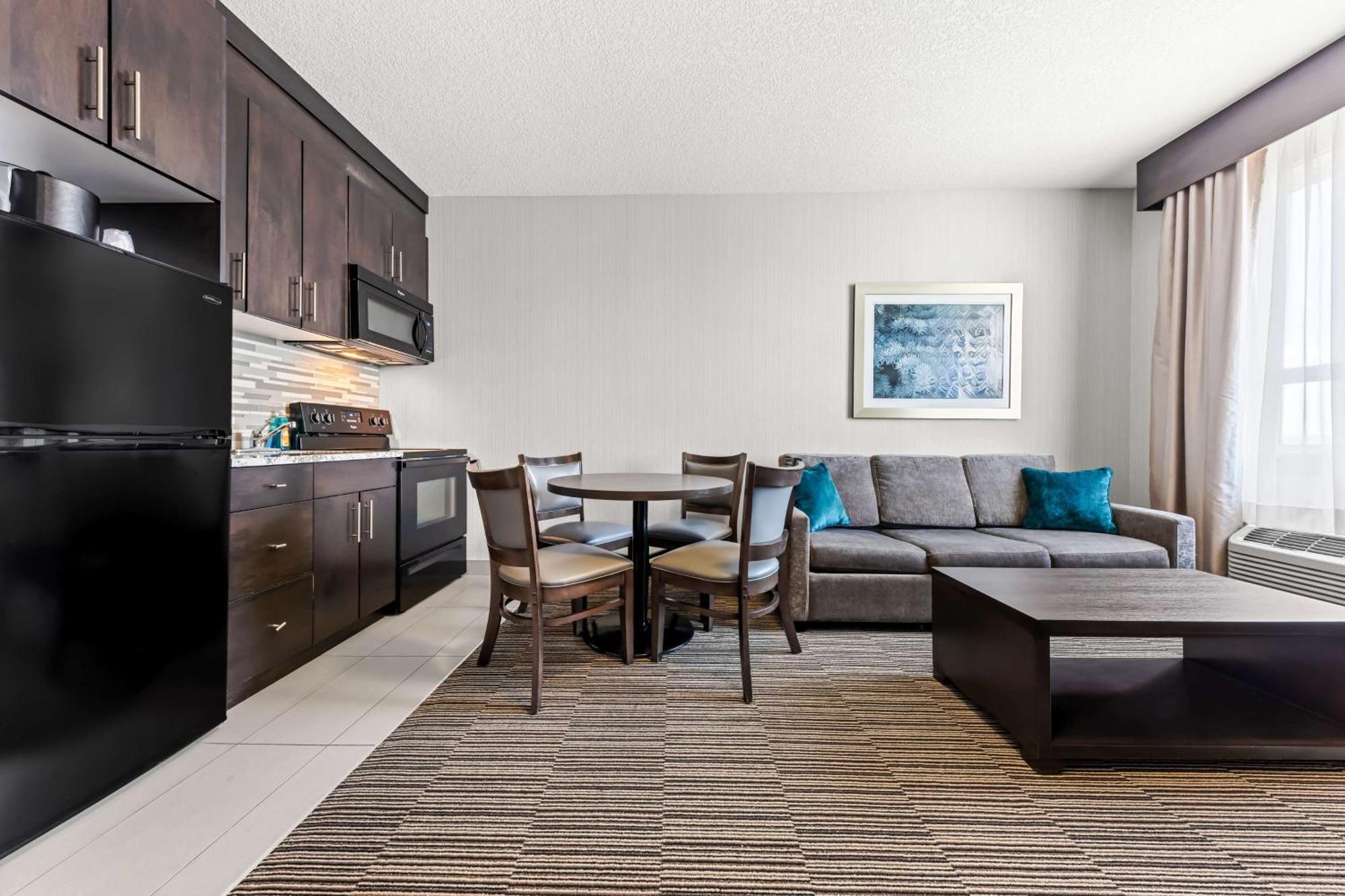 Best Western Plus Airdrie Gateway Exterior photo